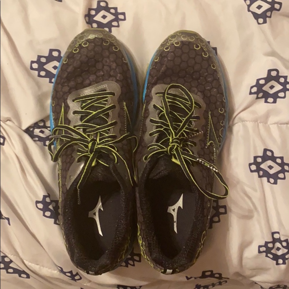 Women’s mizuno running sneaks